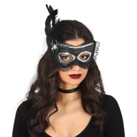 Máscara preta com aranha e penas