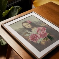 Kit de bordado - Mona Lisa e ramos de peónias - DMC