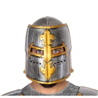 Capacete de cavaleiro medieval com detalhes dourados