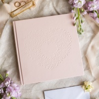 Livro de assinaturas cor-de-rosa claro com coração gravado