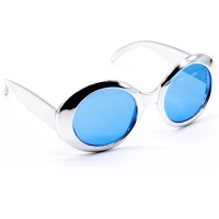 Óculos de sol de formato moderno com lentes azuis.