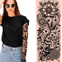 Manga de tatuagem em preto e branco