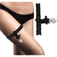 Liga preta com presilha em forma de coração