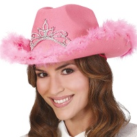 Chapéu de cowgirl cor-de-rosa com penas e uma coroa prateada.