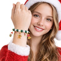 Pulseira de charms com motivos natalinos