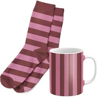 Conjunto de presente com caneca e meias listradas rosa e bordô